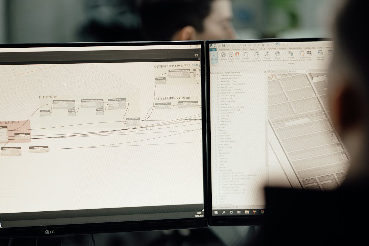 Due schermi di computer che mostrano software di architettura in un ufficio.